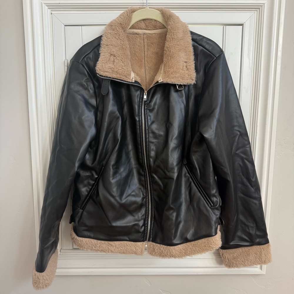 3/$10 🛒🛍️ Yozy Black and Tan Faux Leather Jacket - Size Medium